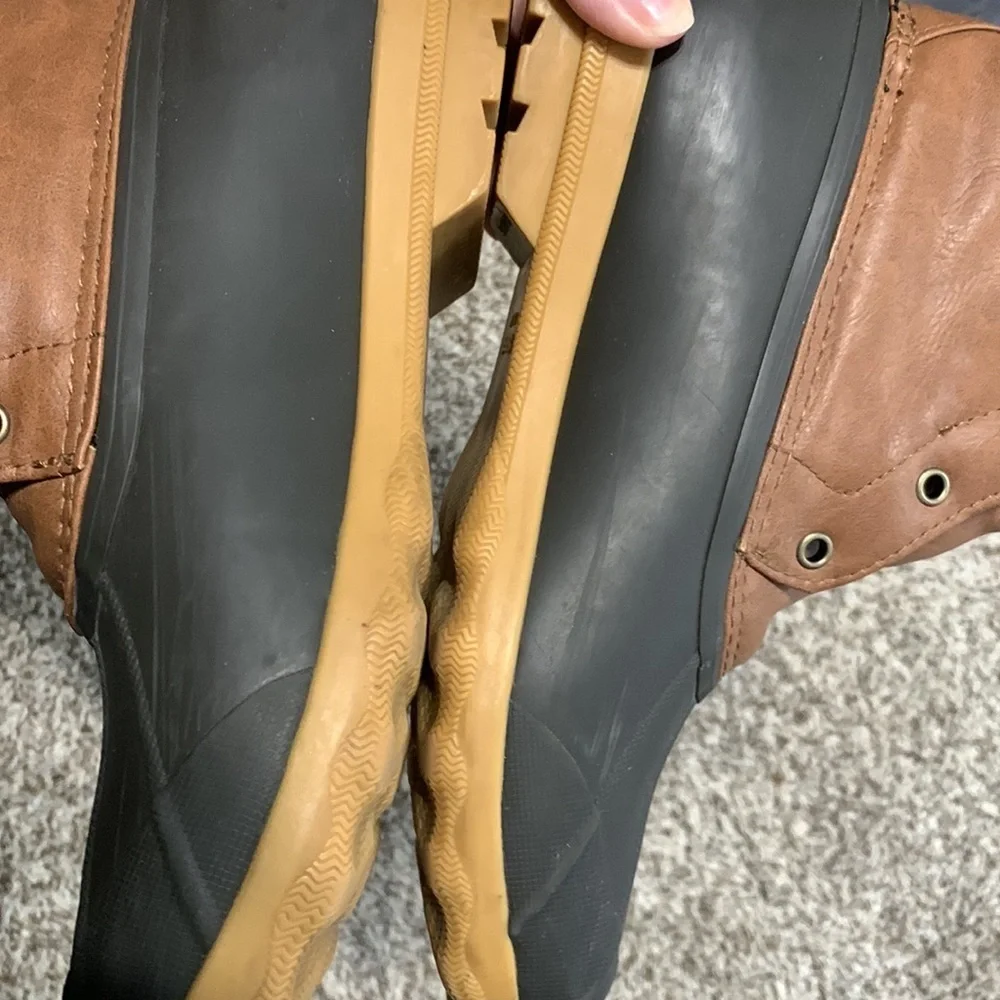 Sperry boys Port‎ Boot in brown laces missing. Size 6
